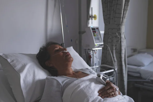 Retrato Una Paciente Madura Raza Mixta Que Duerme Cama Sala — Foto de Stock