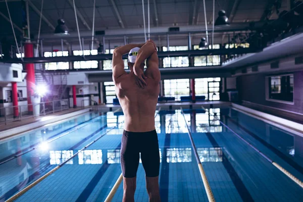 Achteraanzicht Van Een Mannelijke Blanke Zwemmer Die Een Witte Badmuts — Stockfoto