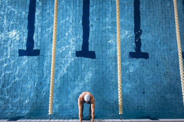 Hochwinkelaufnahme Eines Männlichen Kaukasischen Schwimmers Der Eine Weiße Badekappe Und — Stockfoto