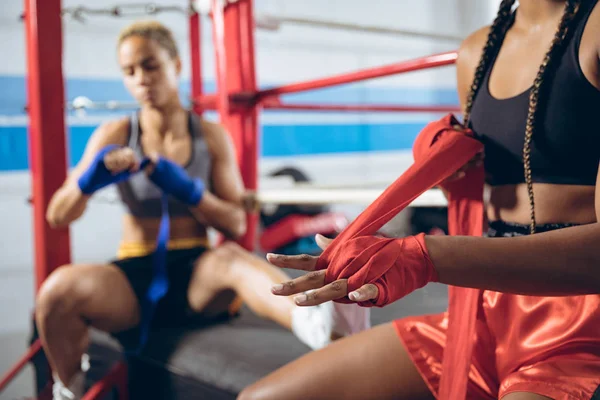 African American Bokserki Noszenia Ręcznie Owinąć Klubie Bokserskim Silna Kobieta — Zdjęcie stockowe