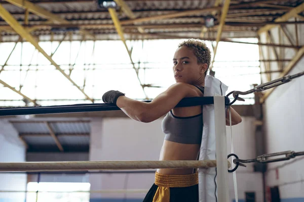 Vista Lateral Del Boxeador Femenino Apoyado Cuerdas Mirando Cámara Ring — Foto de Stock