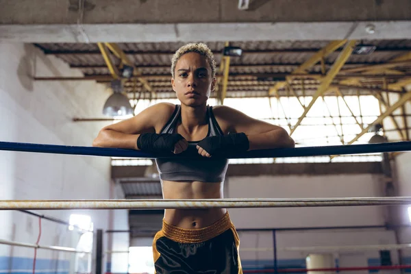 Visão Baixo Ângulo Boxeador Feminino Apoiado Cordas Olhando Para Câmera — Fotografia de Stock