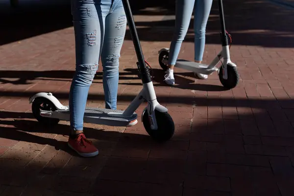 Vista Frontal Sección Baja Hermanas Pie Con Scooters Eléctricos Parque — Foto de Stock