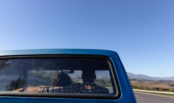 Widok Tyłu Para Jazdy Pick Truck Autostradzie Podczas Podróży Drogowej — Zdjęcie stockowe