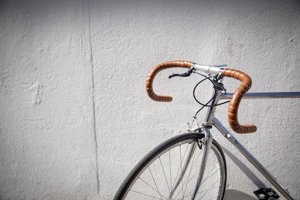 Oldalnézetből Közelről Egy Versenyautó Kerékpáros Támaszkodva Falon Egy Városi Utcában — Stock Fotó