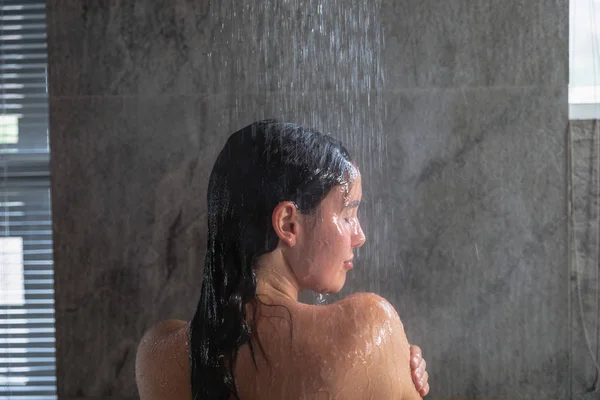 Close Rear View Young Caucasian Brunette Woman Standing Shower Washing — Stock Photo, Image