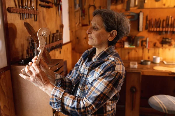 Side View Senior Caucasian Female Luthier Holding Scroll Violin Her — Stock Photo, Image