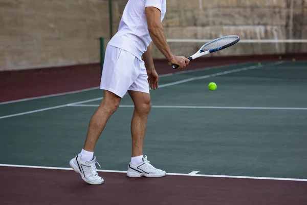 Boční Pohled Muže Který Hraje Tenis Připravuje Sloužit Zdí Pozadí — Stock fotografie