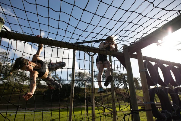 Vue Face Deux Jeunes Femmes Caucasiennes Escaladant Des Filets Sur — Photo