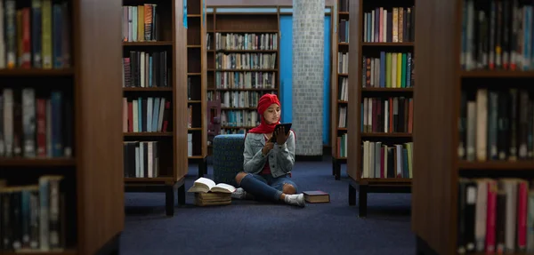 Front View Young Asian Female Student Wearing Turban Using Tablet — Stock Photo, Image