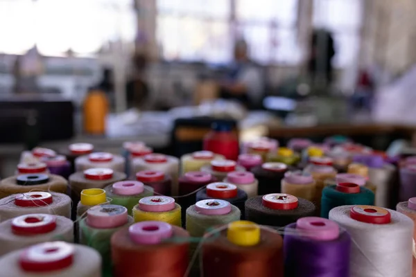 Spulen Aus Farbigen Fäden Vordergrund Der Werkstatt Einer Hutfabrik — Stockfoto