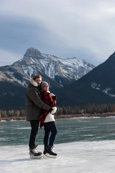 Portrait Happy Caucasian Couple Standing Arm Natural Snowy Landscape Background — Stock Photo, Image