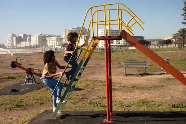 Vista Lateral Una Joven Mestiza Hijo Preadolescente Disfrutando Del Tiempo — Foto de Stock