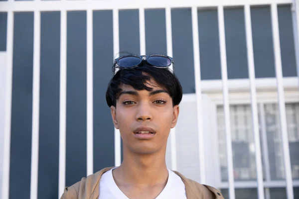 一个时尚的年轻混合种族变性成人在街上的肖像 期待相机 — 图库照片