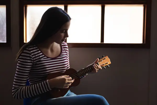 Vue Latérale Musicien Caucasien Adolescente Assise Près Une Fenêtre Jouant — Photo