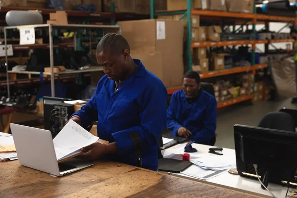 Zwei Afroamerikanische Männliche Arbeiter Einer Lagerhalle Einer Fabrik Die Rollstühle — Stockfoto