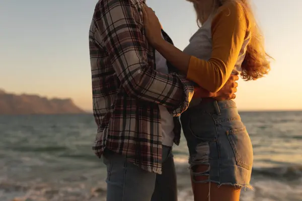 Sección Media Pareja Pie Paseo Junto Mar Atardecer Uno Frente — Foto de Stock