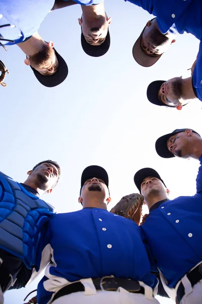 Visão Baixo Ângulo Uma Equipe Multi Étnica Jogadores Beisebol Sexo — Fotografia de Stock