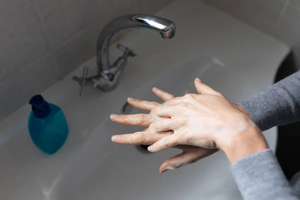 Feche Meio Seção Mulher Usando Camisola Cinza Lavando Mãos Com — Fotografia de Stock