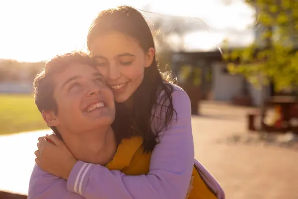 Frente Perto Uma Adolescente Caucasiana Menino Abraçando Sorrindo Para Outro — Fotografia de Stock