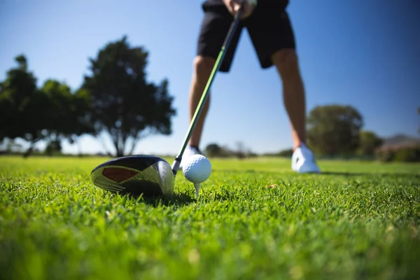 青い空と晴れた日のゴルフコースで男の低いセクション ゴルフクラブでボールを打つ準備 — ストック写真