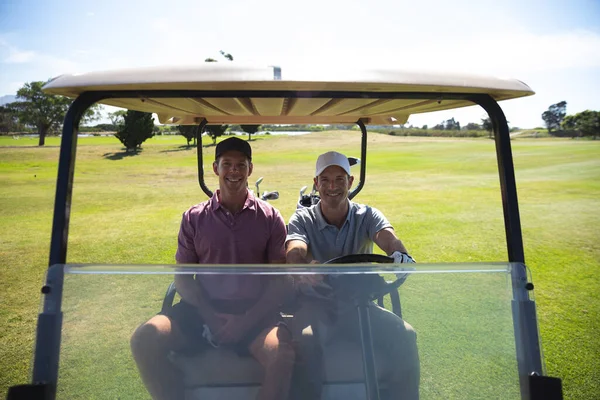 Porträt Zweier Kaukasischer Männer Auf Einem Golfplatz Einem Sonnigen Tag — Stockfoto