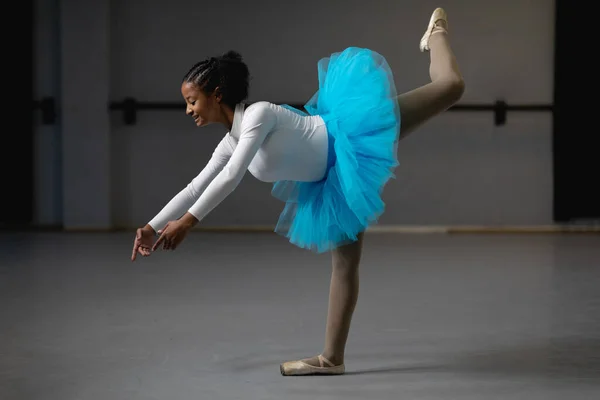 Seitenansicht Einer Ballerina Mit Gemischter Rasse Weißem Trikot Und Blauem — Stockfoto