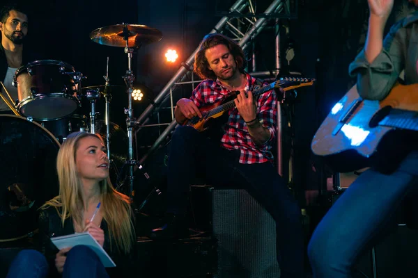 Vista Frontal Grupo Multiétnico Músicos Cantantes Masculinos Femeninos Ensayando Juntos — Foto de Stock