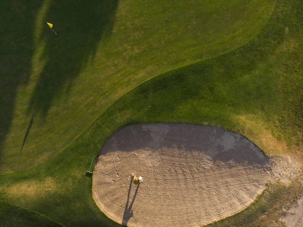 Drone Tiro Homem Jogando Golfe Campo Golfe Dia Ensolarado Bunker — Fotografia de Stock