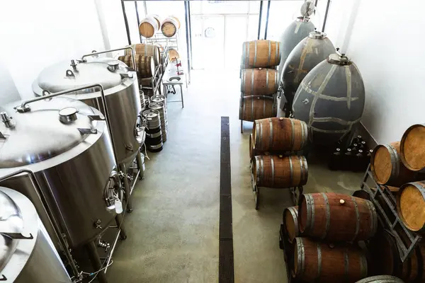 一个小酿酒厂发酵和贮藏室的高角形视图 壁上装有木桶和木桶 — 图库照片