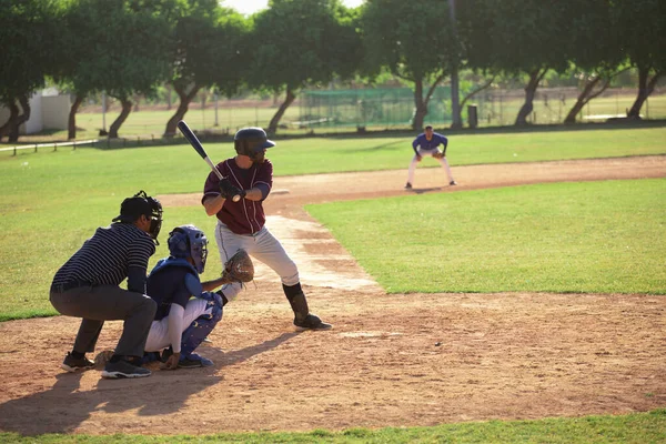 Güneşli Bir Günde Bir Beyzbol Maçı Sırasında Bir Beyzbol Sopasıyla — Stok fotoğraf