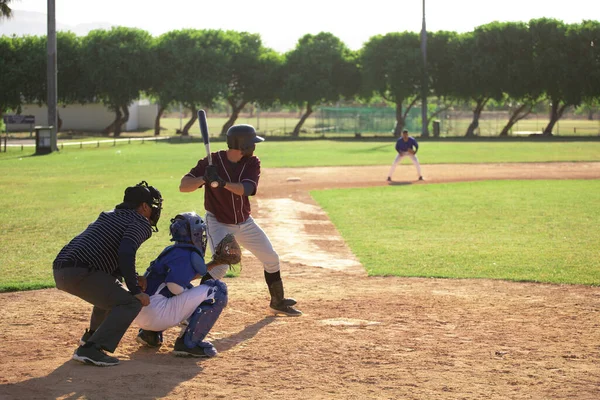 Vista Posteriore Giocatore Baseball Maschile Caucasico Durante Una Partita Baseball — Foto Stock