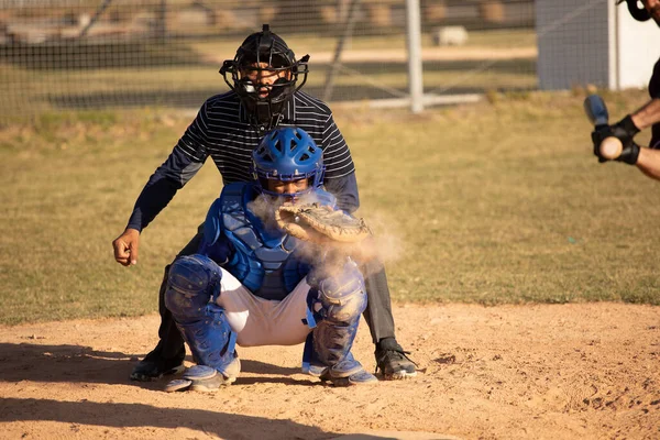 Frontansicht Eines Kaukasischen Männlichen Baseballspielers Während Eines Baseballspiels Einem Sonnigen — Stockfoto