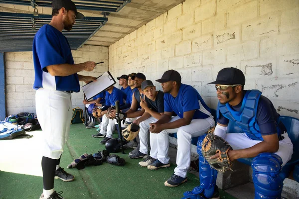 Side Visning Kaukasisk Mandlig Baseball Træner Forklarer Spilplan Instruere Multietnisk - Stock-foto