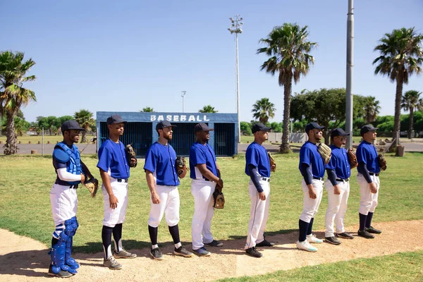 Side Visning Multietnisk Gruppe Mandlige Baseball Spillere Forberede Før Spil - Stock-foto