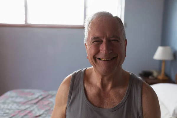 Egy Idősebb Fehér Férfi Portréja Aki Otthon Pihen Hálószobájában Mellényt — Stock Fotó