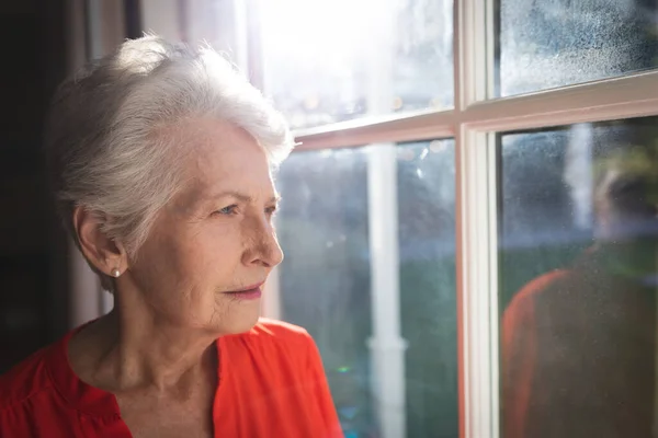 Крупным Планом Пожилой Белой Женщины Пенсии Гостиной Выглядывающей Окно Солнечный — стоковое фото
