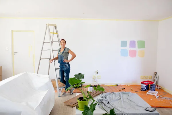 Mujer Caucásica Con Pantalones Vaqueros Azules Dungarees Pasar Tiempo Casa — Foto de Stock