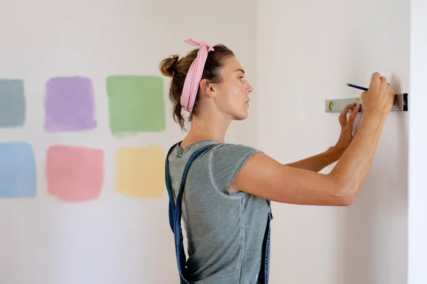 白人女性は自宅で時間を過ごす隔離と社会的距離で隔離されたロックダウン時にコロナウイルスCovid 19流行 絵画彼女の家の壁 — ストック写真