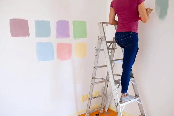 科罗纳维病流行期间 很少一部分妇女在家中自我隔离 在隔离中与外界保持距离 在家中墙壁上喷漆 — 图库照片