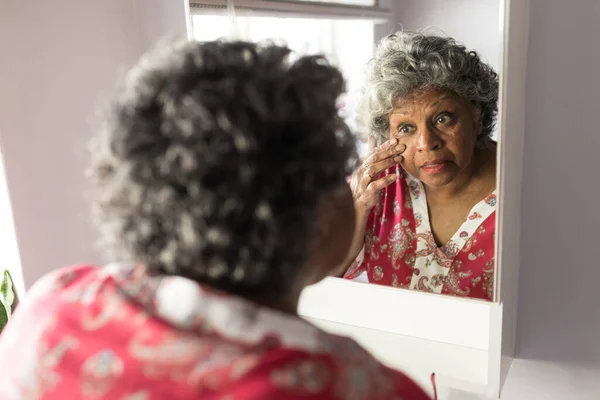 Uma Mulher Afro Americana Sênior Passando Tempo Casa Distanciamento Social — Fotografia de Stock