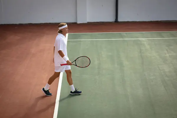 Tenis Kıyafetleri Giyen Güneşli Bir Günde Tenis Oynayan Tenis Raketi — Stok fotoğraf