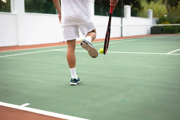 Средняя Часть Мужчины Теннисных Белках Проводит Время Корте Играя Теннис — стоковое фото