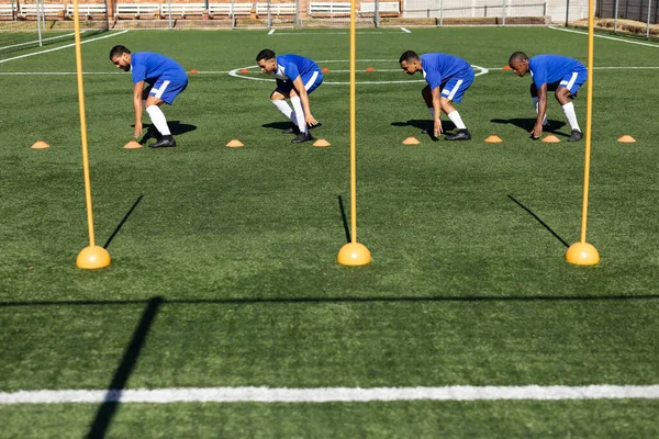 Equipo Multiétnico Cinco Hombres Jugadores Fútbol Lado Que Usan Entrenamiento — Foto de Stock
