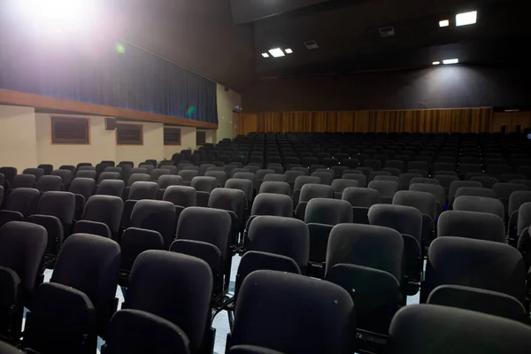 Lege Stoelen Een Theaterzaal Met Lichten Aan Een Middelbare School — Stockfoto