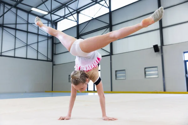 Rear View Teenage Caucasian Female Gymnast Performing Sports Hall Doing — Stock Photo, Image