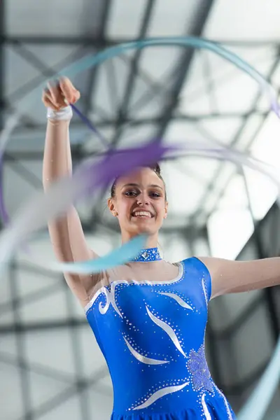 Portrét Dospívající Bělošky Ženské Gymnastky Vystupující Tělocvičně Cvičící Stuhou Nataženou — Stock fotografie