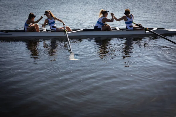 Vista Lateral Uma Equipe Remo Quatro Mulheres Caucasianas Treinando Rio — Fotografia de Stock