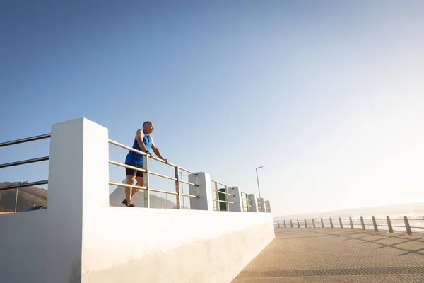 Low Angle Side View Mature Senior Caucasian Man Working Out — Stock Photo, Image