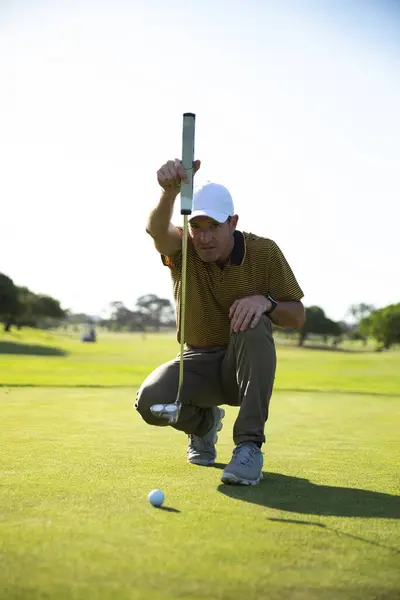 Vooraanzicht Van Een Blanke Man Een Golfbaan Hurken Controleren Voordat — Stockfoto